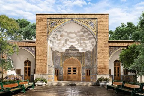 نمای ورودی آجری و کاشی‌کاری‌شده حیاط حوزه مروی