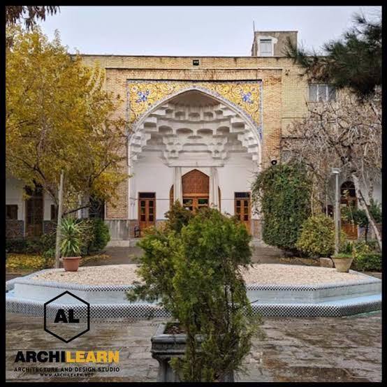 نمای دیگری از حیاط و حوض حوزه مروی، با نشان عکاس روی تصویر